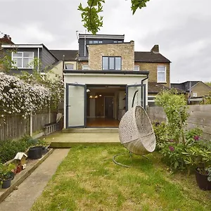 Contemporary 3 Bed House With Spacious Garden Close To Stratford & Canary Wharf Homestay