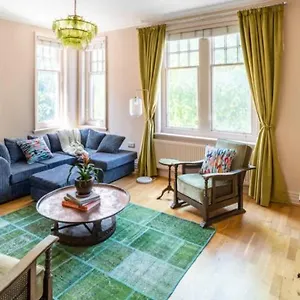 Three-storey, Renovated 1890s Heritage In Spitalfields Market Apartment